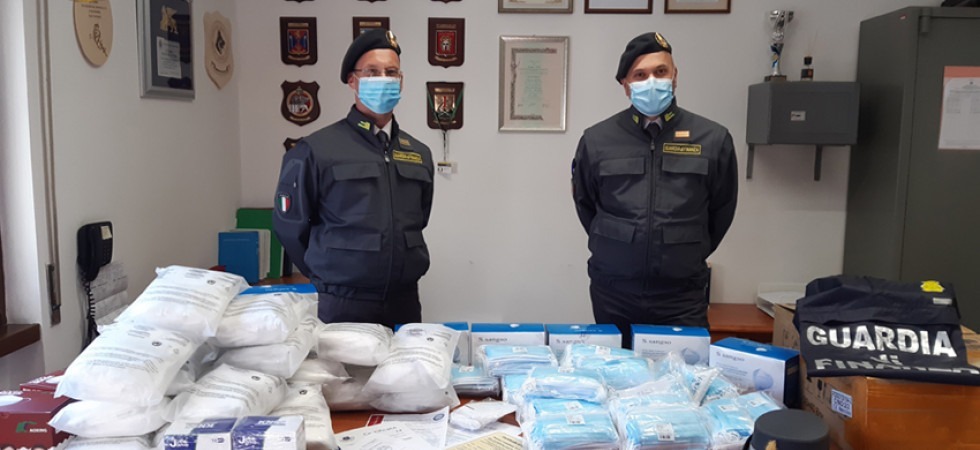Compravano dalla Cina mascherine contraffatte per poi rivenderle a farmacie e enti pubblici